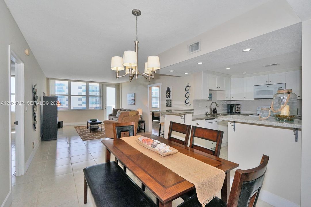 For Sale: $575,000 (2 beds, 2 baths, 1095 Square Feet)