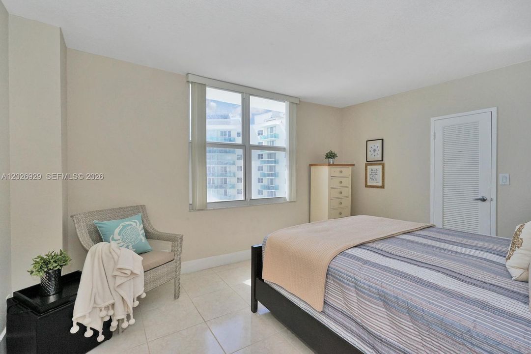 For Sale: $575,000 (2 beds, 2 baths, 1095 Square Feet)