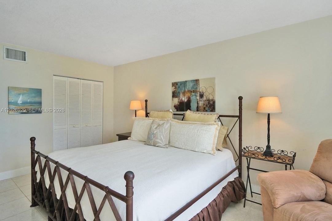 For Sale: $575,000 (2 beds, 2 baths, 1095 Square Feet)
