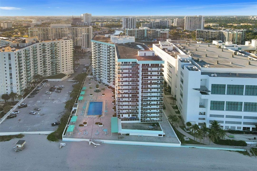 For Sale: $575,000 (2 beds, 2 baths, 1095 Square Feet)