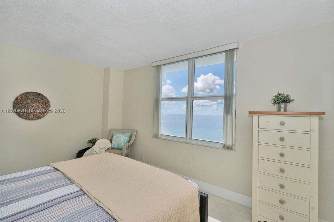 For Sale: $575,000 (2 beds, 2 baths, 1095 Square Feet)