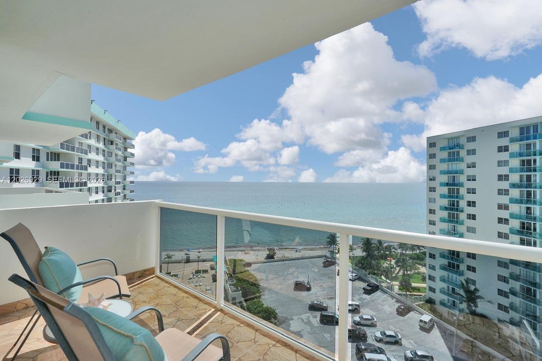 For Sale: $575,000 (2 beds, 2 baths, 1095 Square Feet)