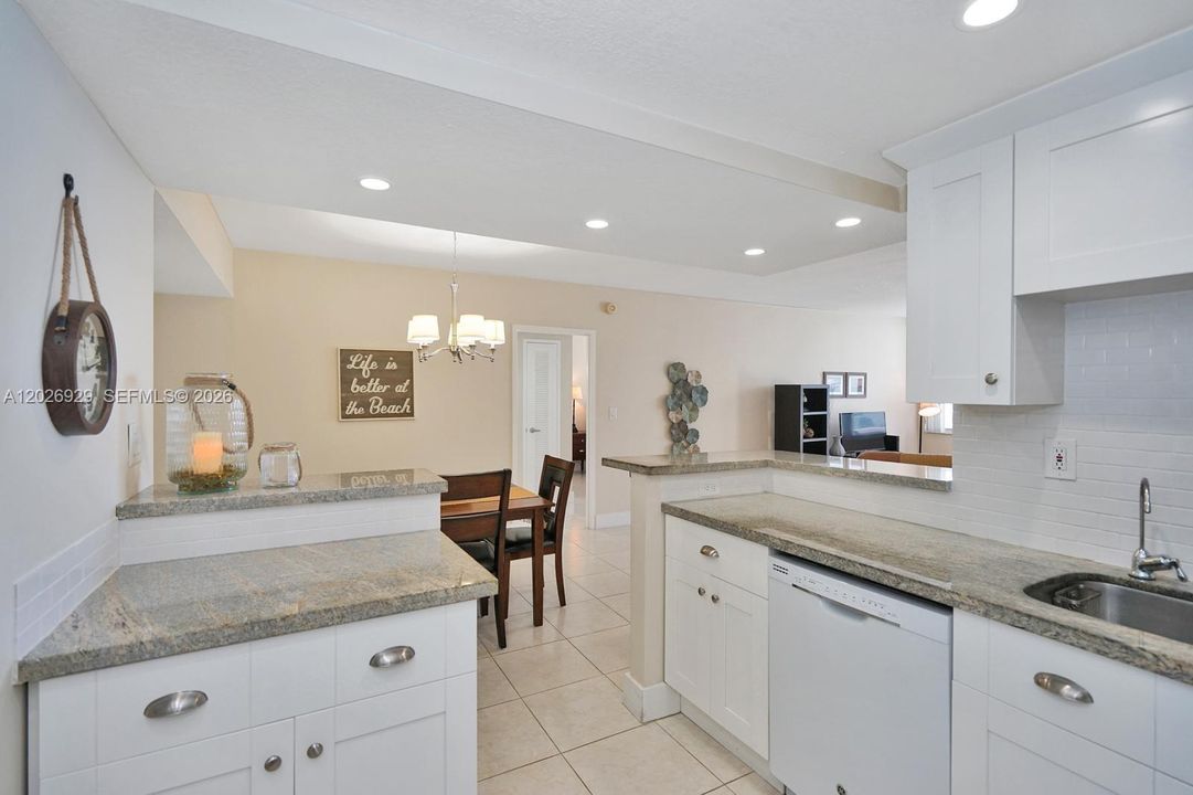 For Sale: $575,000 (2 beds, 2 baths, 1095 Square Feet)