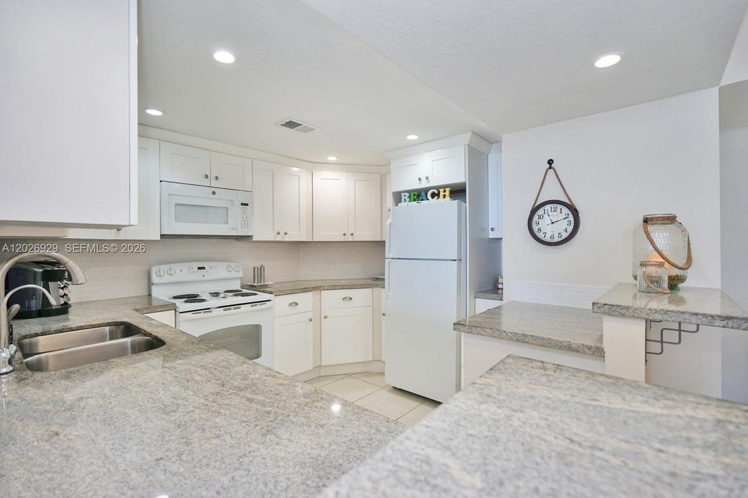 For Sale: $575,000 (2 beds, 2 baths, 1095 Square Feet)