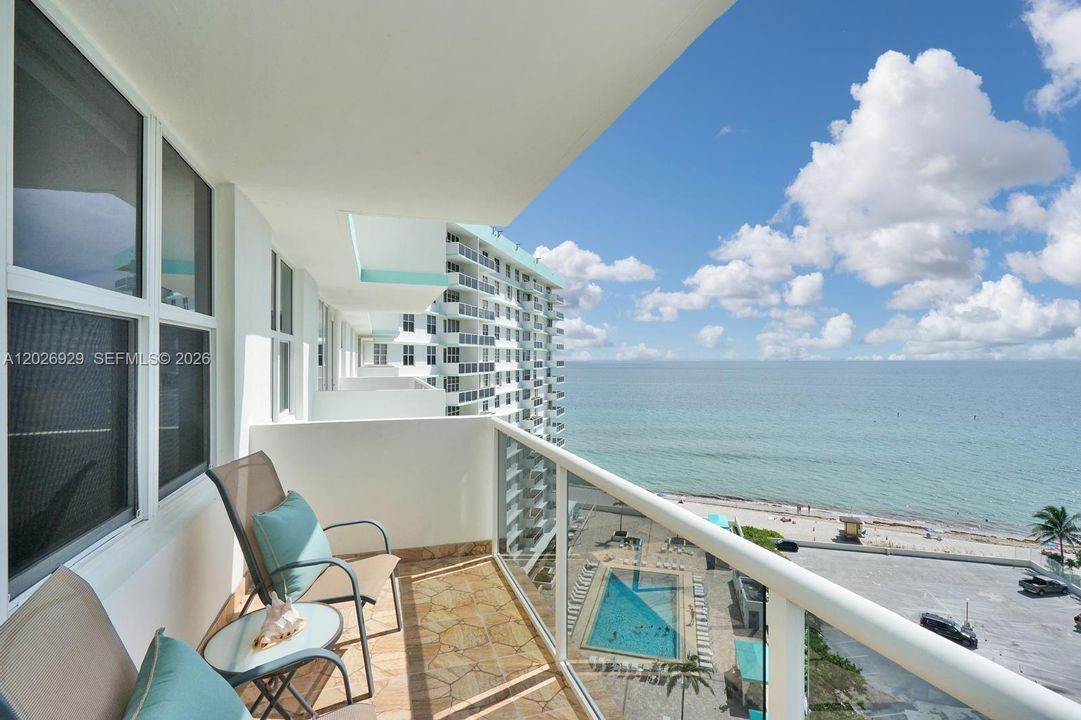 For Sale: $575,000 (2 beds, 2 baths, 1095 Square Feet)