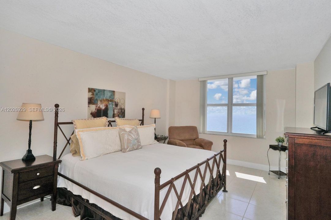 For Sale: $575,000 (2 beds, 2 baths, 1095 Square Feet)