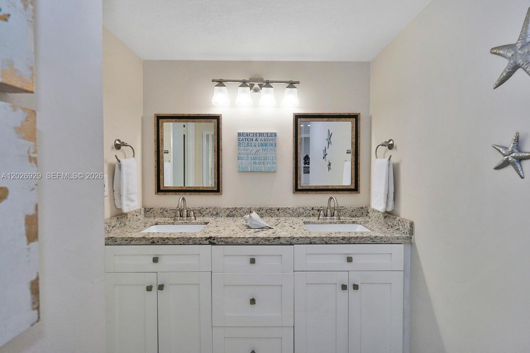 For Sale: $575,000 (2 beds, 2 baths, 1095 Square Feet)