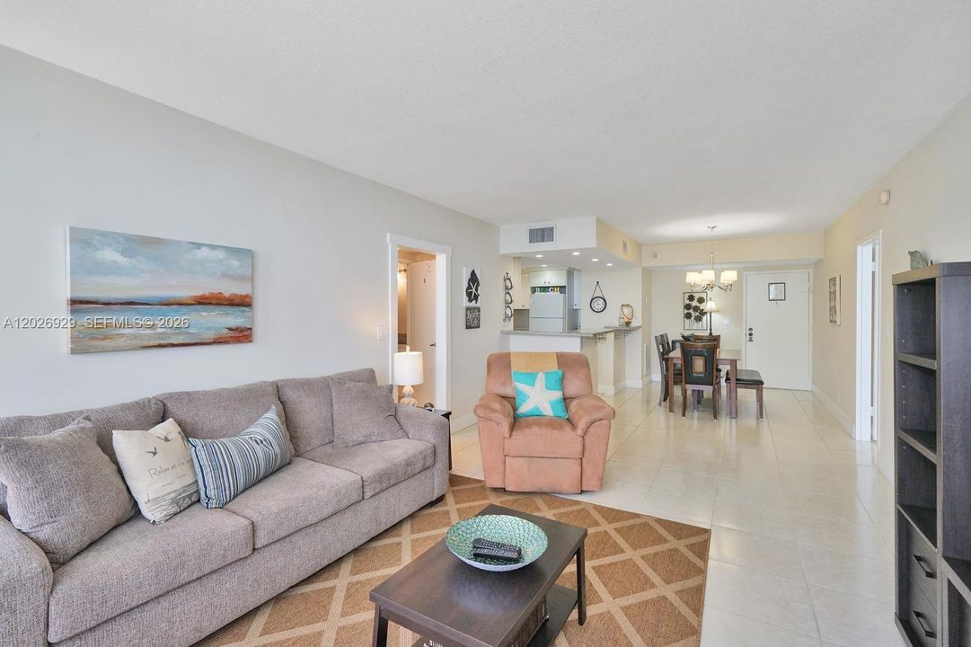 For Sale: $575,000 (2 beds, 2 baths, 1095 Square Feet)