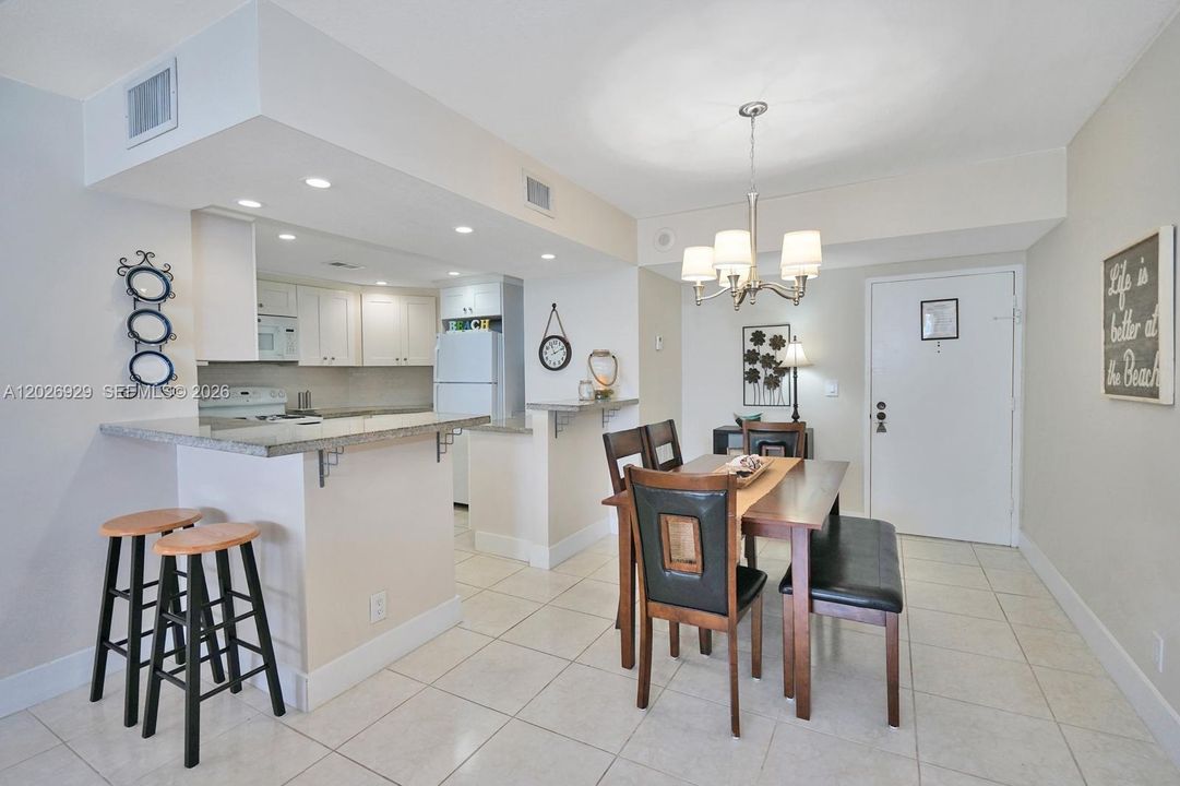 For Sale: $575,000 (2 beds, 2 baths, 1095 Square Feet)