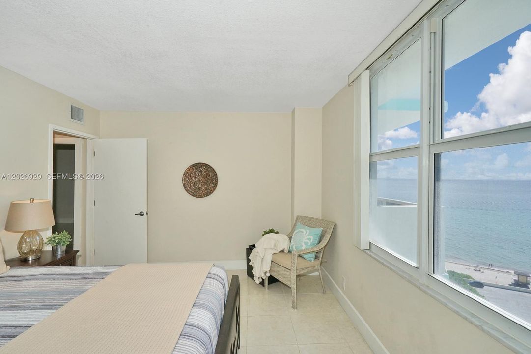 For Sale: $575,000 (2 beds, 2 baths, 1095 Square Feet)