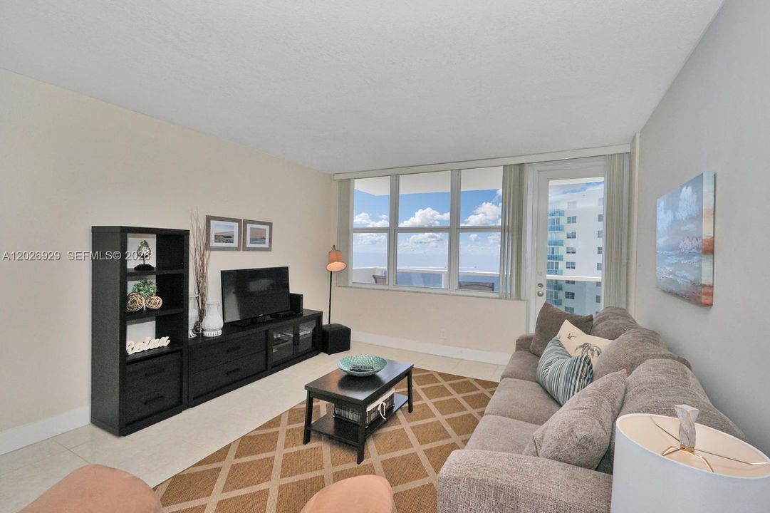 For Sale: $575,000 (2 beds, 2 baths, 1095 Square Feet)