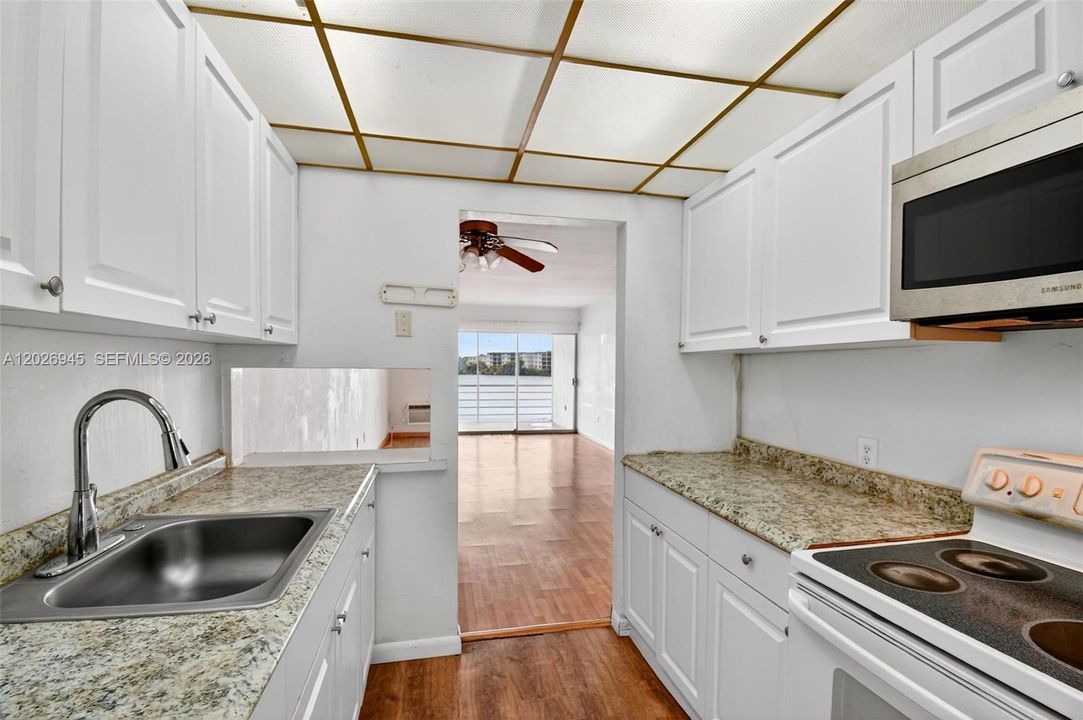 For Sale: $105,000 (1 beds, 1 baths, 660 Square Feet)