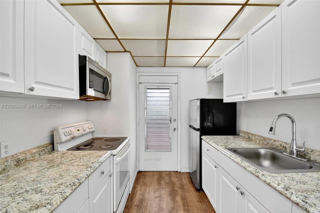 For Sale: $105,000 (1 beds, 1 baths, 660 Square Feet)