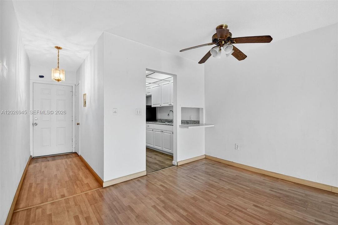 For Sale: $105,000 (1 beds, 1 baths, 660 Square Feet)