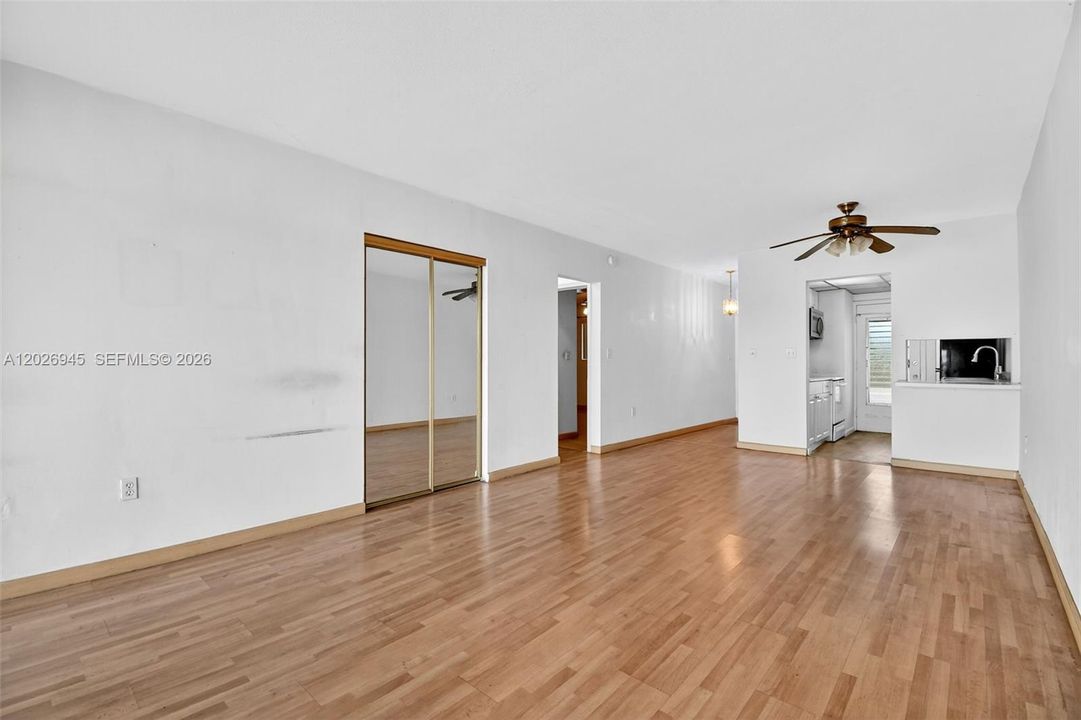 For Sale: $105,000 (1 beds, 1 baths, 660 Square Feet)