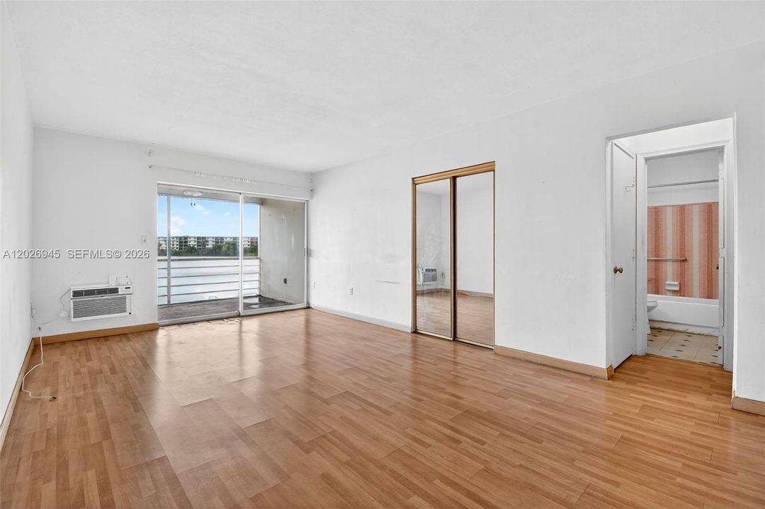 For Sale: $105,000 (1 beds, 1 baths, 660 Square Feet)