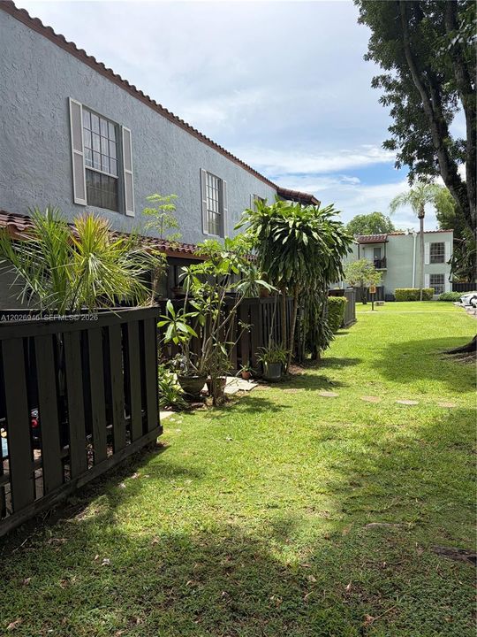 Activo con contrato: $2,300 (2 camas, 1 baños, 1077 Pies cuadrados)