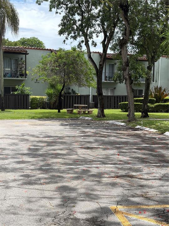 Activo con contrato: $2,300 (2 camas, 1 baños, 1077 Pies cuadrados)