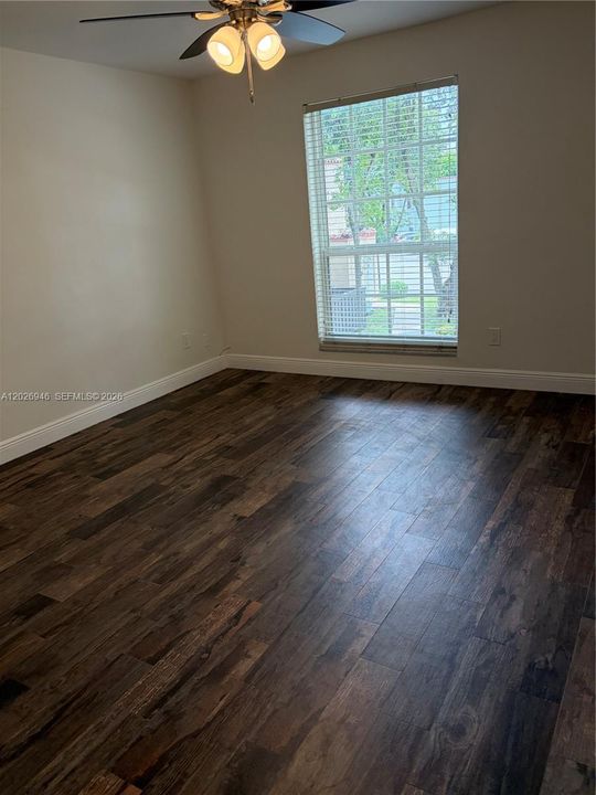 Activo con contrato: $2,300 (2 camas, 1 baños, 1077 Pies cuadrados)