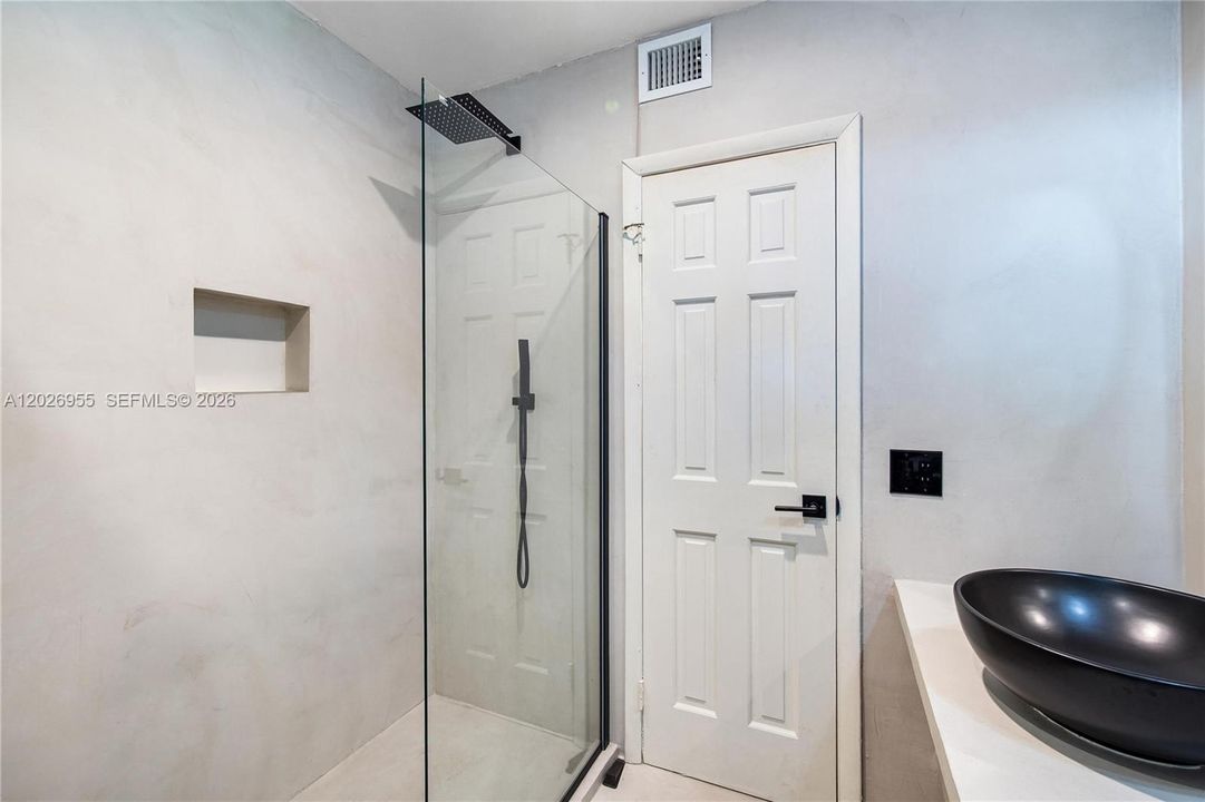 For Sale: $3,950,000 (3 beds, 2 baths, 2518 Square Feet)