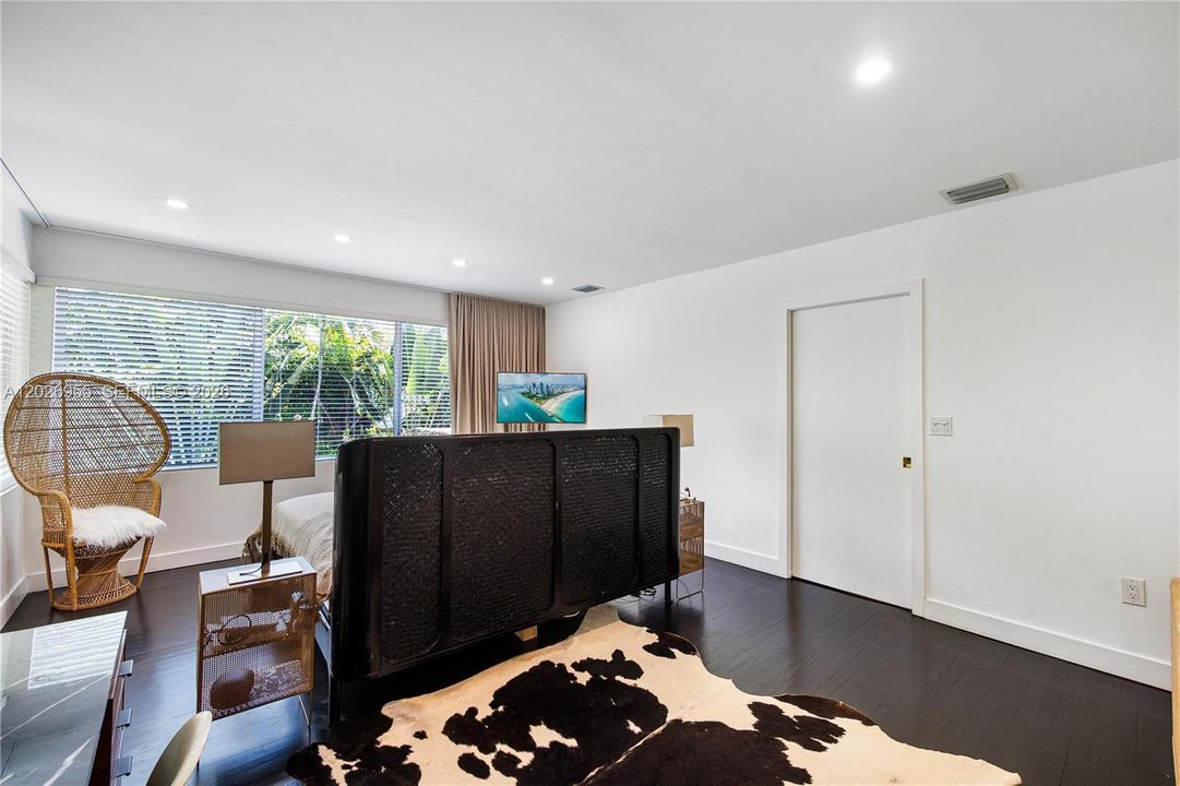 For Sale: $3,950,000 (3 beds, 2 baths, 2518 Square Feet)