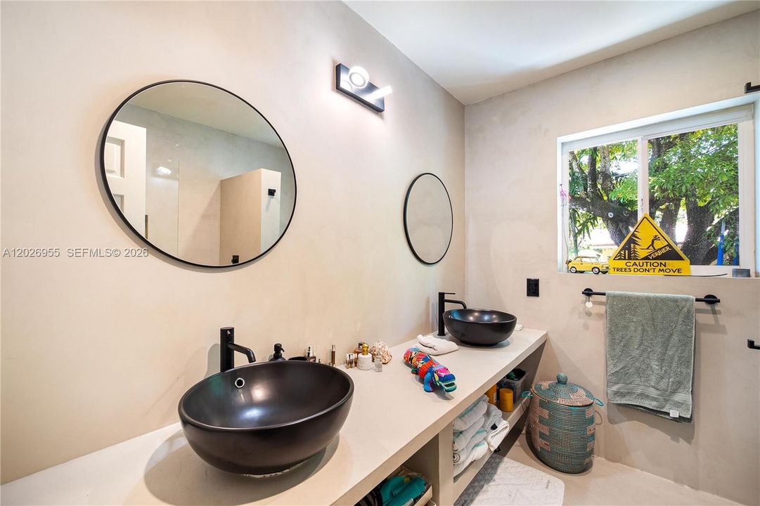 For Sale: $3,950,000 (3 beds, 2 baths, 2518 Square Feet)
