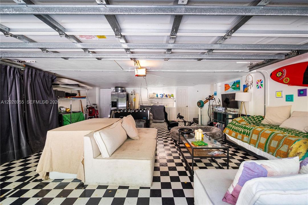 For Sale: $3,950,000 (3 beds, 2 baths, 2518 Square Feet)