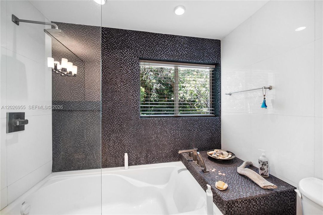 For Sale: $3,950,000 (3 beds, 2 baths, 2518 Square Feet)