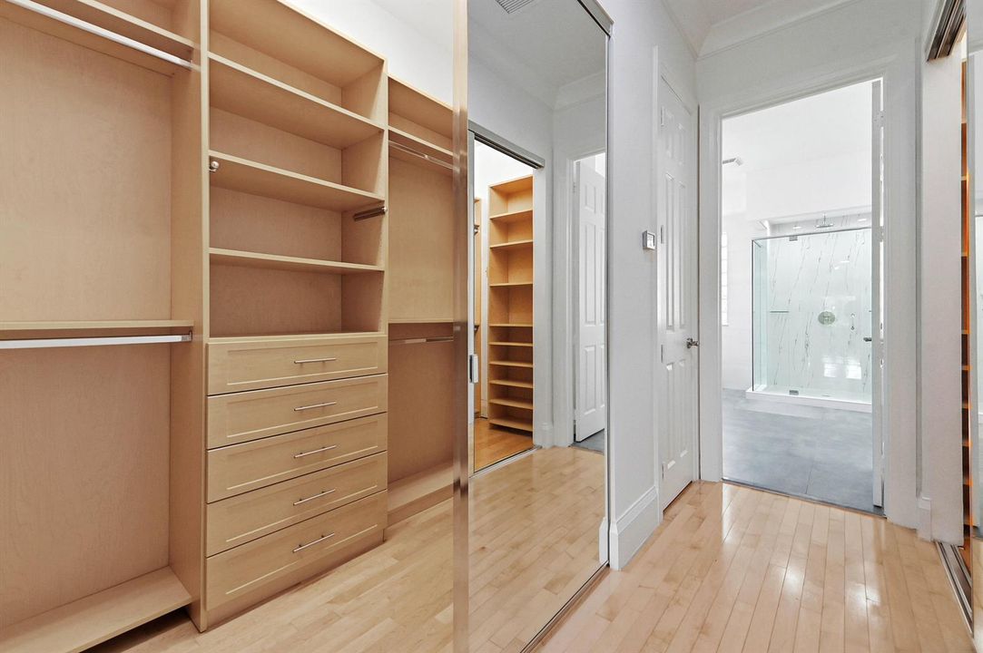 30 Closet 01