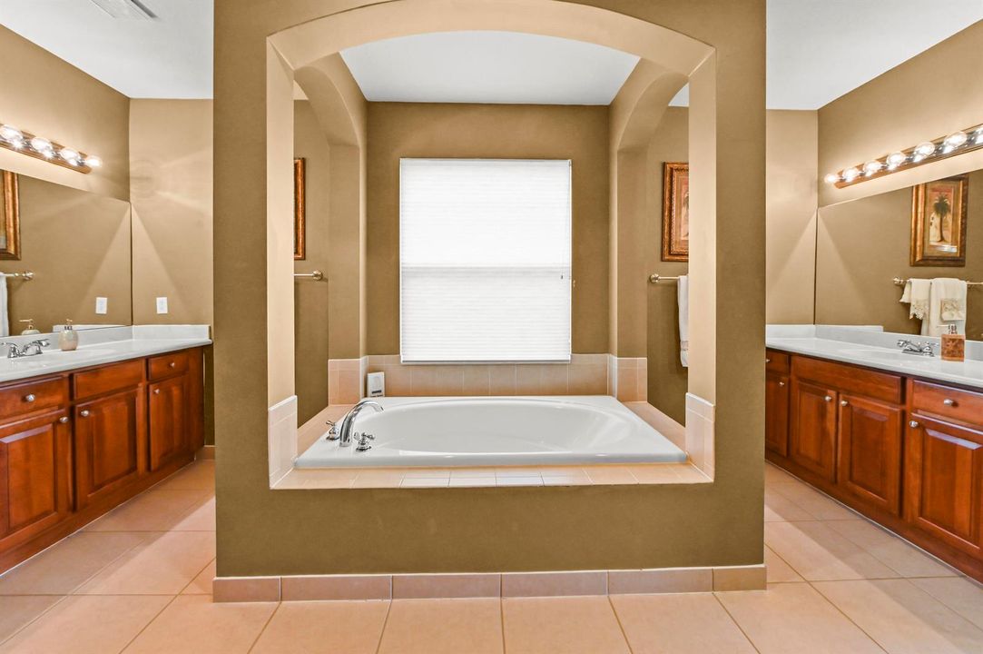 42 Master Primary Bathroom 02
