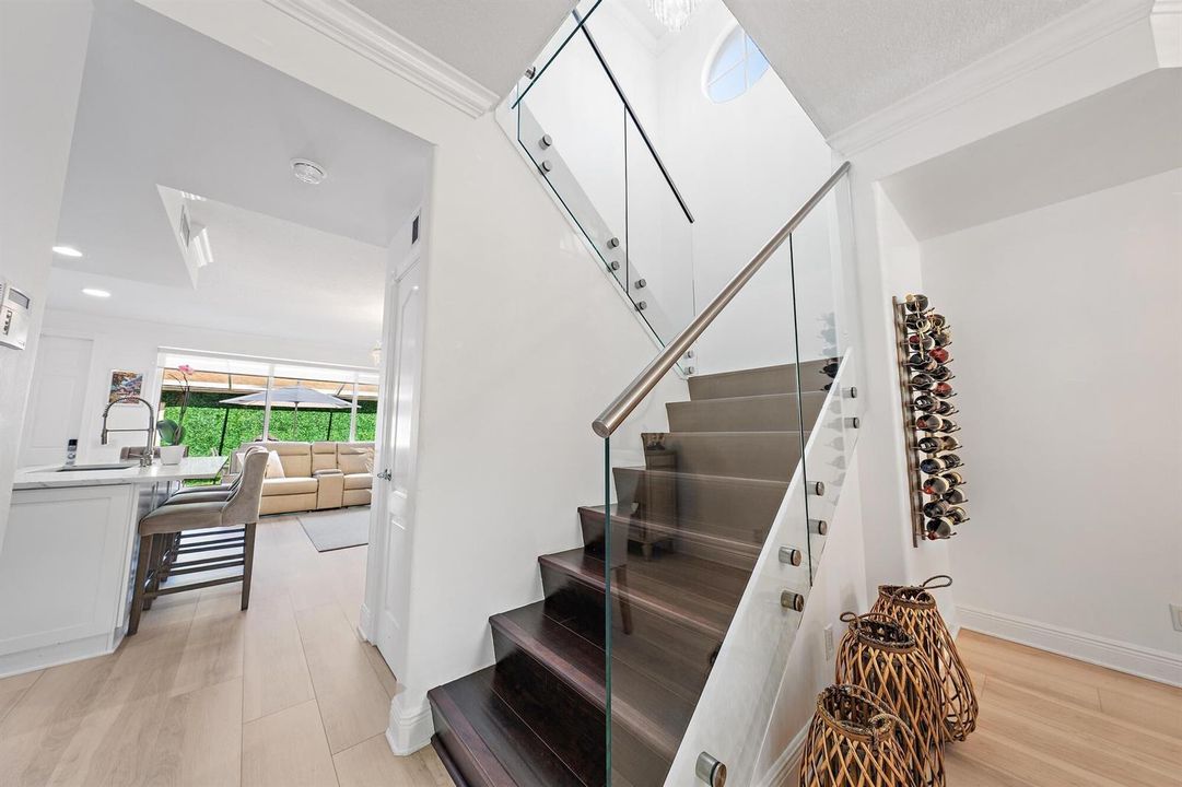 137 Middlebury Dr-11 STAIRS