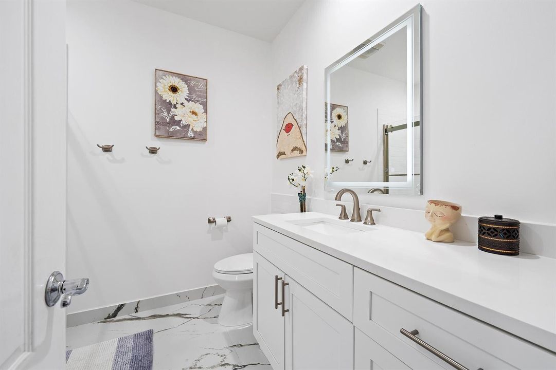 137 Middlebury Dr-7 GUEST BATH UPSTAIRS