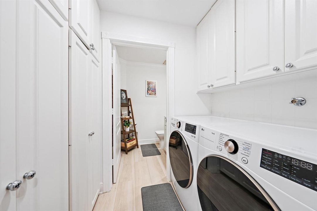 137 Middlebury Dr-11 LAUNDRY ROOM