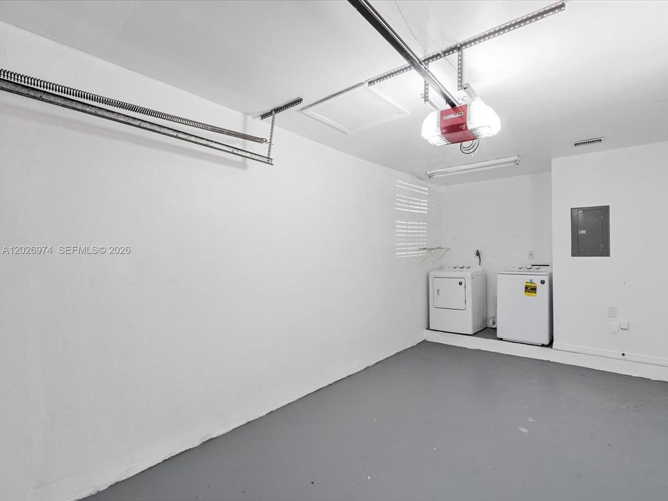 Active With Contract: $3,100 (3 beds, 2 baths, 1466 Square Feet)
