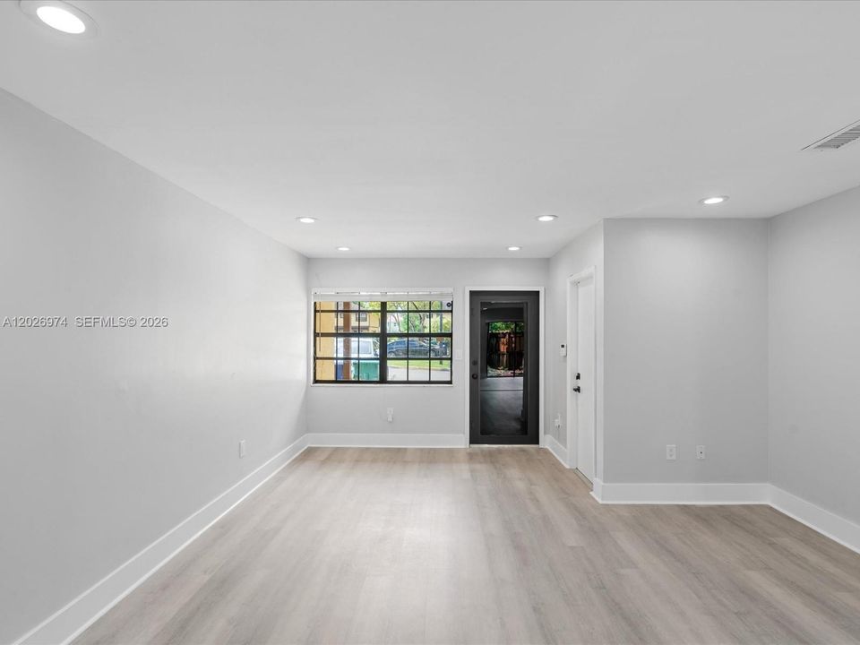Active With Contract: $3,100 (3 beds, 2 baths, 1466 Square Feet)