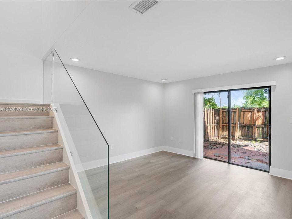 Active With Contract: $3,100 (3 beds, 2 baths, 1466 Square Feet)