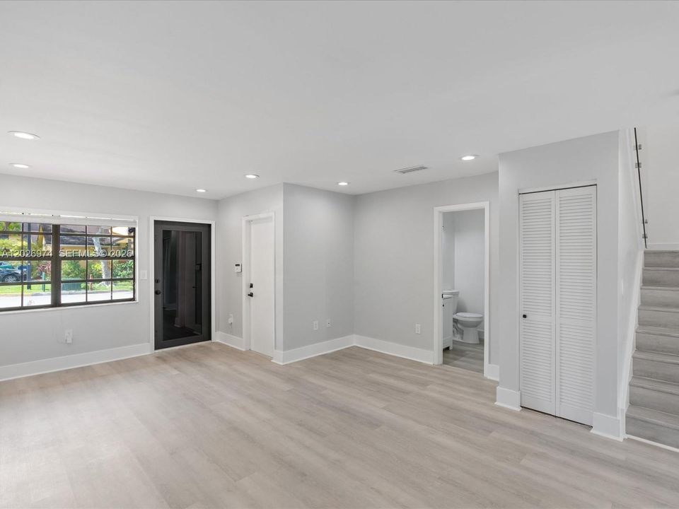 Active With Contract: $3,100 (3 beds, 2 baths, 1466 Square Feet)