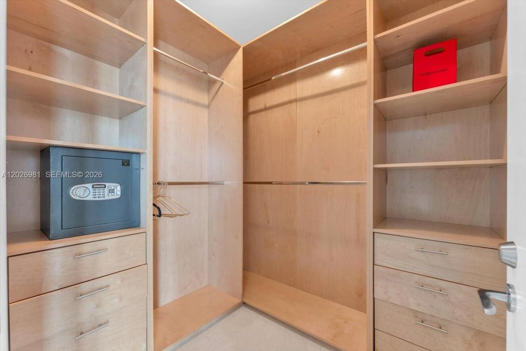 En Venta: $2,795,500 (3 camas, 3 baños, 1933 Pies cuadrados)