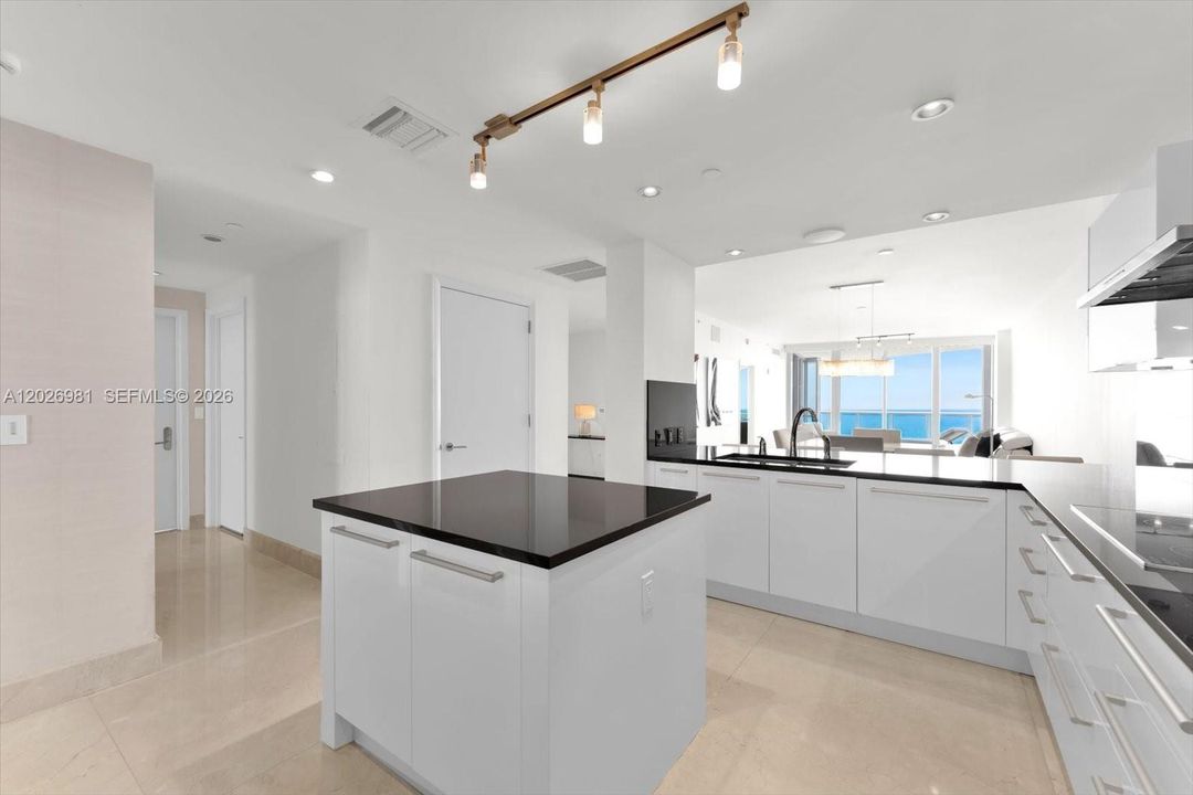En Venta: $2,795,500 (3 camas, 3 baños, 1933 Pies cuadrados)