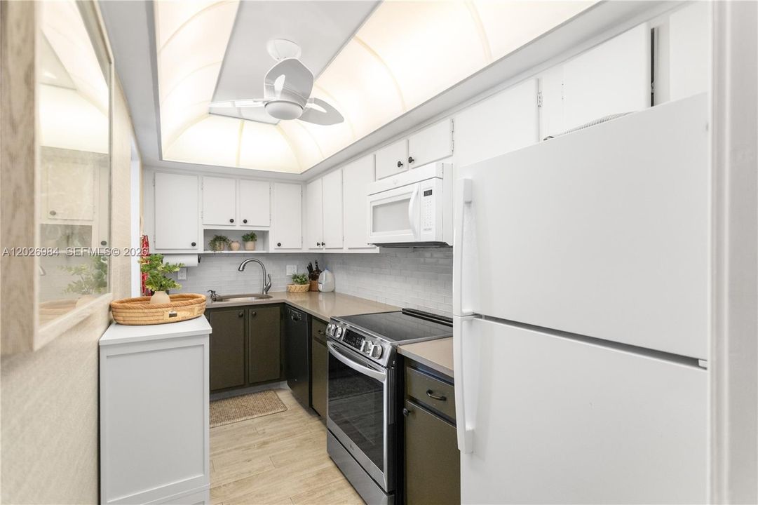 На продажу: $349,900 (1 спален, 1 ванн, 900 Квадратных фут)