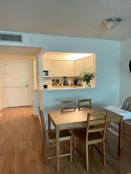 Active With Contract: $1,900 (1 beds, 1 baths, 845 Square Feet)