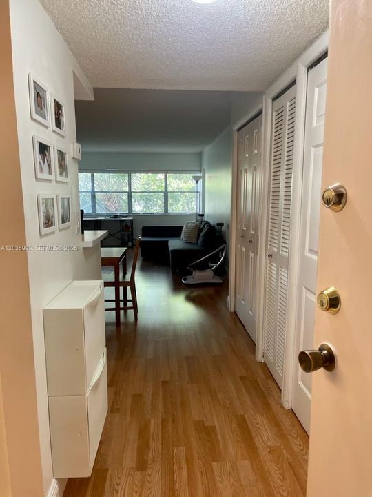 Active With Contract: $1,900 (1 beds, 1 baths, 845 Square Feet)