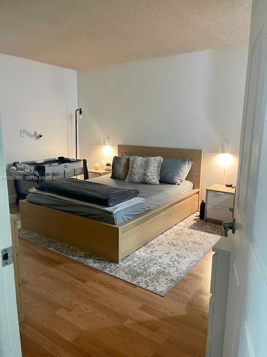 Active With Contract: $1,900 (1 beds, 1 baths, 845 Square Feet)