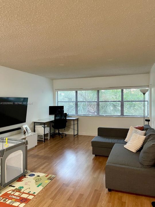 Active With Contract: $1,900 (1 beds, 1 baths, 845 Square Feet)