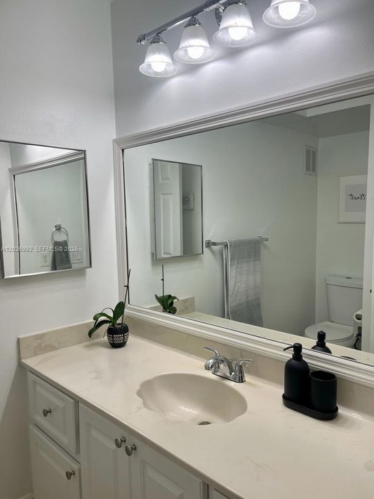 Active With Contract: $1,900 (1 beds, 1 baths, 845 Square Feet)