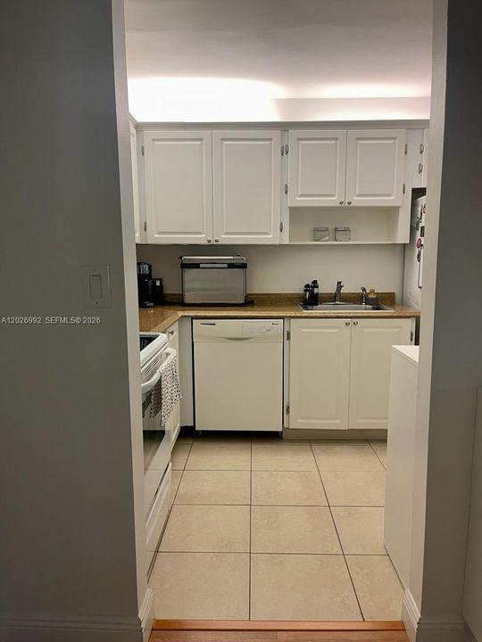 Active With Contract: $1,900 (1 beds, 1 baths, 845 Square Feet)