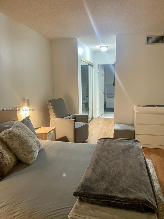 Active With Contract: $1,900 (1 beds, 1 baths, 845 Square Feet)