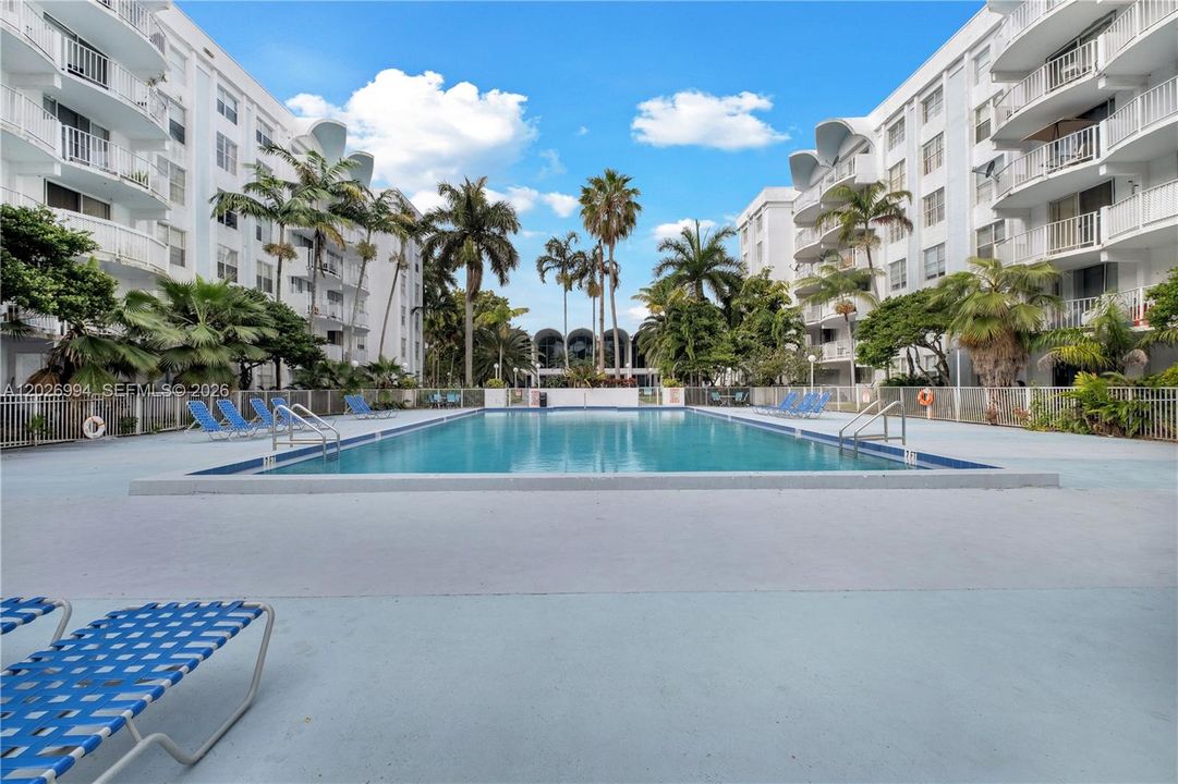 For Sale: $180,000 (2 beds, 2 baths, 1036 Square Feet)