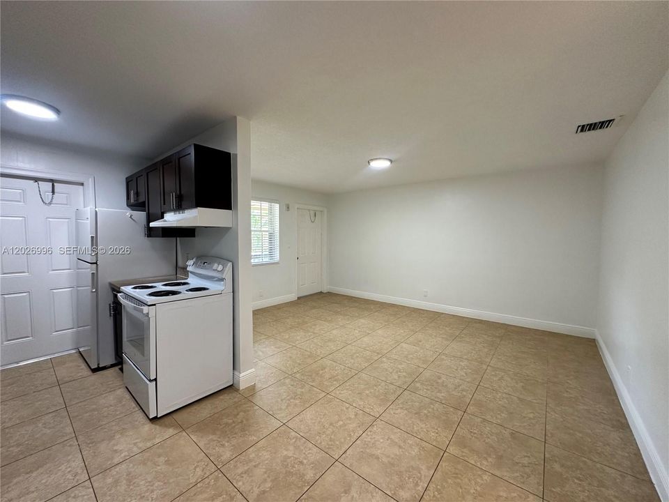 Active With Contract: $1,525 (1 beds, 1 baths, 0 Square Feet)