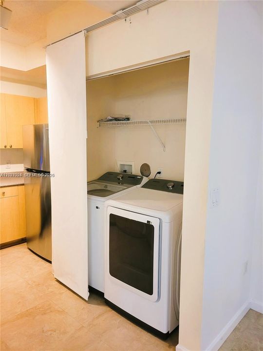 На продажу: $319,900 (2 спален, 2 ванн, 1130 Квадратных фут)